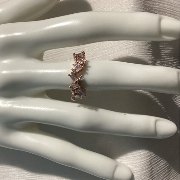 💋Beautiful Rose Gold Baguette DIamond (Lab) Cluster Band - Picture 10 of 16